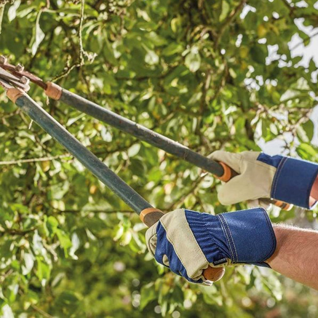 Protect your hands while gardening with Briers thorn resistant premium riggers gloves. These durable gloves are designed to keep your hands safe 